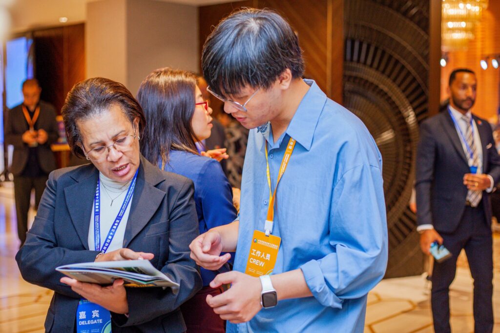 Exchanges among delegates during the conference.