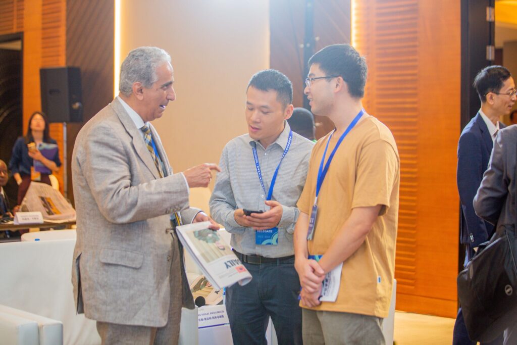 Exchanges among delegates during the conference 